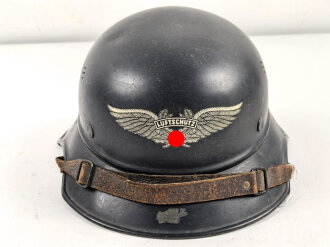 Luftschutz Stahlhelm. Zusammengehörig, in allen Teilen Original. Französisches Beutefutter verbaut. Ungereingtes Stück