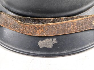 Luftschutz Stahlhelm. Zusammengehörig, in allen Teilen Original. Französisches Beutefutter verbaut. Ungereingtes Stück