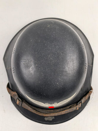 Luftschutz Stahlhelm. Zusammengehörig, in allen Teilen Original. Französisches Beutefutter verbaut. Ungereingtes Stück