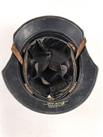 Luftschutz Stahlhelm. Zusammengehörig, in allen Teilen Original. Französisches Beutefutter verbaut. Ungereingtes Stück