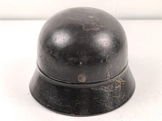 Luftschutz Stahlhelm. Zusammengehörig, in allen Teilen Original. Aussen mit einem "Schutzlack" überzogen. Ungereingtes Stück