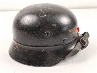 Luftschutz Stahlhelm. Zusammengehörig, in allen Teilen Original. Aussen mit einem "Schutzlack" überzogen. Ungereingtes Stück