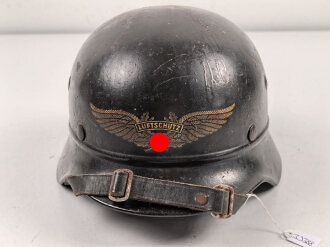 Luftschutz Stahlhelm. Zusammengehörig, in allen Teilen Original. Aussen mit einem "Schutzlack" überzogen. Ungereingtes Stück