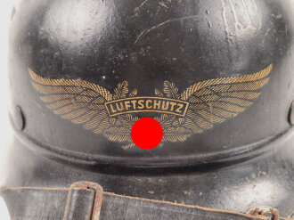 Luftschutz Stahlhelm. Zusammengehörig, in allen Teilen Original. Aussen mit einem "Schutzlack" überzogen. Ungereingtes Stück