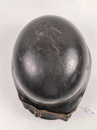 Luftschutz Stahlhelm. Zusammengehörig, in allen Teilen Original. Aussen mit einem "Schutzlack" überzogen. Ungereingtes Stück