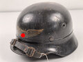 Luftschutz Stahlhelm. Zusammengehörig, in allen Teilen Original. Aussen mit einem "Schutzlack" überzogen. Ungereingtes Stück