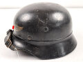 Luftschutz Stahlhelm. Zusammengehörig, in allen Teilen Original. Aussen mit einem "Schutzlack" überzogen. Ungereingtes Stück