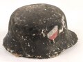 "Stahlhelm" für eine Kinderuniform . Gefertigt aus Pappe, Originallack, ungereinigt