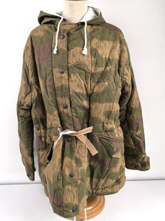 Wintertarnjacke Wehrmacht, wendbar Sumpftarn auf weiß. Neuzeitliche Sammleranfertigung, Grösse etwa Large. Einzelstück aus Sammlungsauflösung