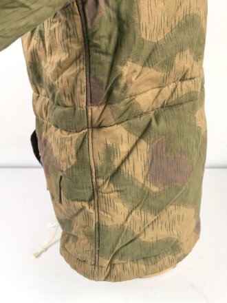 Wintertarnjacke Wehrmacht, wendbar Sumpftarn auf weiß. Neuzeitliche Sammleranfertigung, Grösse etwa Large. Einzelstück aus Sammlungsauflösung