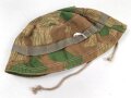 Stahlhelm Tarnbezug Fallschirmjäger , ausen gemessen etwa 70cm. neuzeitliche Sammleranfertigung. Einzelstück aus Sammlungsauflösung