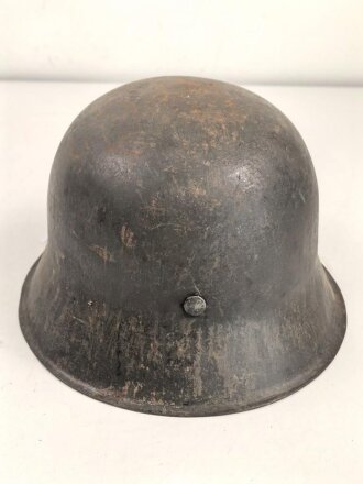 Heer, Stahlhelm Modell 1942. Originallack, Innenfutter vermutlich gewechselt, ungewöhnlicher Kinnriemen. Schwach abgeschlagener Hersteller und Lotnummer, nicht lesbar. Der Helm scheint mal mit Stahlwolle oder dergleichen gereinigt worden zu sein