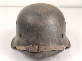 Heer, Stahlhelm Modell 1942. Originallack, Innenfutter vermutlich gewechselt, ungewöhnlicher Kinnriemen. Schwach abgeschlagener Hersteller und Lotnummer, nicht lesbar. Der Helm scheint mal mit Stahlwolle oder dergleichen gereinigt worden zu sein