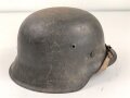 Heer, Stahlhelm Modell 1942. Originallack, Innenfutter vermutlich gewechselt, ungewöhnlicher Kinnriemen. Schwach abgeschlagener Hersteller und Lotnummer, nicht lesbar. Der Helm scheint mal mit Stahlwolle oder dergleichen gereinigt worden zu sein