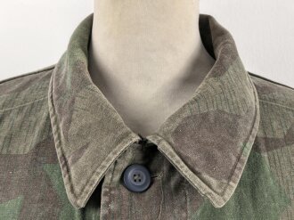 Tarnfeldbluse für Angehörige der Luftwaffe Felddivision , ältere Sammleranfertigung, Einzelstück aus Sammlungsauflösung, der Brustadler original.