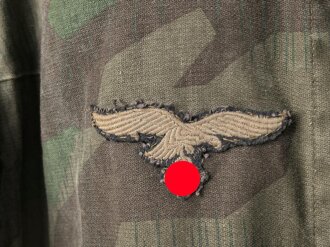 Tarnfeldbluse für Angehörige der Luftwaffe Felddivision , ältere Sammleranfertigung, Einzelstück aus Sammlungsauflösung, der Brustadler original.