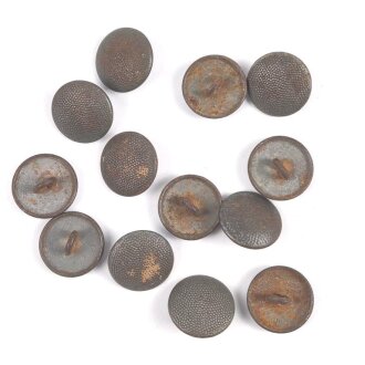 13 x Knopf für eine Feldbluse der Wehrmacht, feldgrauer Originallack, Eisen,  je 19,5mm