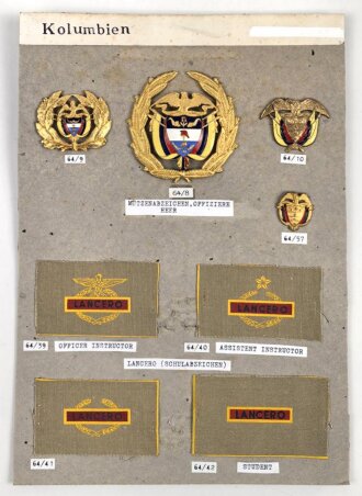 Kolumbien/ Südamerika, Sammlung verschiedener Mützen und Rangabzeichen, teils auf Karton getackert