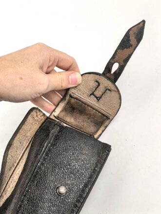 Tasche aus Ersatzmaterial für den Pickel der Pioniere. Getragenes Stück, datiert 1943 sowie Reichsbetriebsnummer gestempelt. Guter Zustand