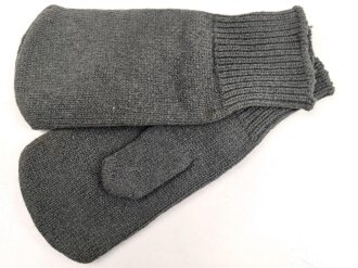 U.S. Air Force, 1975 dated pair of " Mittens, Air Crew" unissued