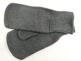 U.S. Air Force, 1975 dated pair of " Mittens, Air...