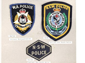 Australien, Sammlung Mützen- und Ärmelabzeichen der Polizei, teils auf Karton getackert