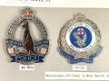 Australien, Sammlung Mützen- und Ärmelabzeichen der Polizei, teils auf Karton getackert, eines der Abzeichen eine Repro