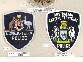 Australien, Sammlung Ärmelabzeichen der Polizei, auf Karton getackert