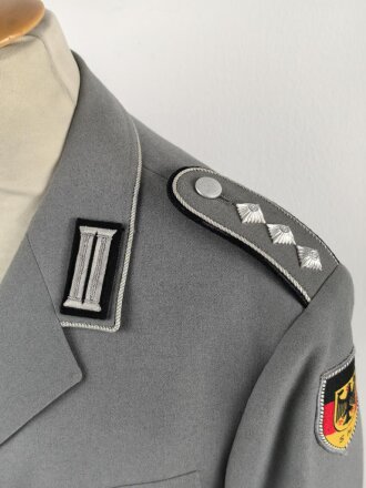 Bundeswehr, Dienstrock für einen Offizier der Pioniere, zugehörige Hose und Hosengürtel. Alles in gutem Zustand