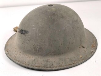 Großbritannien, Stahlhelm in gutem Zustand, die Glocke datiert 1942, das Innenfutter von 1954. Originallack, ungereinigt