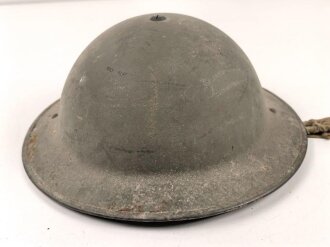 Großbritannien, Stahlhelm in gutem Zustand, die Glocke datiert 1942, das Innenfutter von 1954. Originallack, ungereinigt