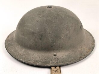 Großbritannien, Stahlhelm in gutem Zustand, die Glocke datiert 1942, das Innenfutter von 1954. Originallack, ungereinigt