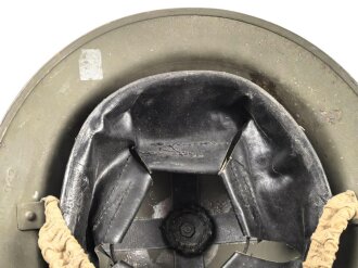 Großbritannien, Stahlhelm in gutem Zustand, die Glocke datiert 1942, das Innenfutter von 1954. Originallack, ungereinigt