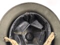 Großbritannien, Stahlhelm in gutem Zustand, die Glocke datiert 1942, das Innenfutter von 1954. Originallack, ungereinigt