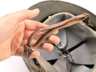 Frankreich 2. Weltkrieg, Stahlhelm Modell 1926, Originallack, ansonsten überarbeitet