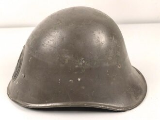 Niederlande Nachkrieg Stahlhelm, überlackiert und...