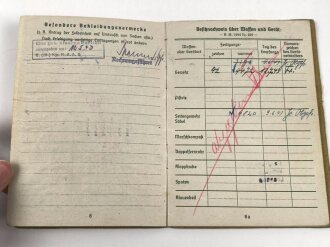 Soldbuch und Wehrpaß eines Nachrichtensoldaten