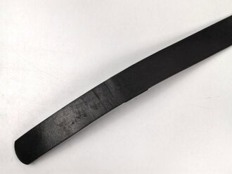 Lederne Feldbinde für Offiziere, schwarzes Leder, Gesamtlänge 103cm. Messinggegenhalt 53mm Höhe