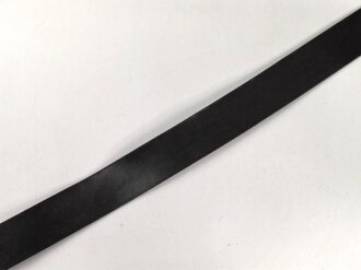 Lederne Feldbinde für Offiziere, schwarzes Leder, Gesamtlänge 103cm. Messinggegenhalt 53mm Höhe