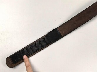 Lederne Feldbinde für Offiziere, schwarzes Leder, Gesamtlänge 103cm. Messinggegenhalt 53mm Höhe