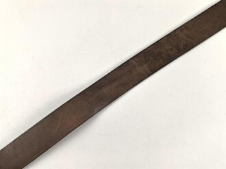 Lederne Feldbinde für Offiziere, schwarzes Leder, Gesamtlänge 103cm. Messinggegenhalt 53mm Höhe