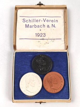 "Friedrich Schiller 1759-1805" Drei Porzellanmedaillen in beschädigtem Etui " Schiller Verein Marbach 1923"