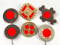 Winterhilfswerk Reichsstrassensammlung, Schmuck alter Kulturvölker mit Hakenkreuz Symbol, 6 verschiedene Abzeichen