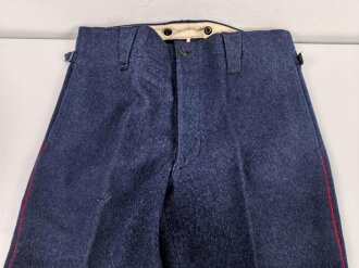 Dunkelblaue Hose mit rosaroter Biese. Sehr guter Zustand,...