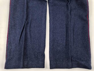 Dunkelblaue Hose mit rosaroter Biese. Sehr guter Zustand, altes Stück, mir unbekannt