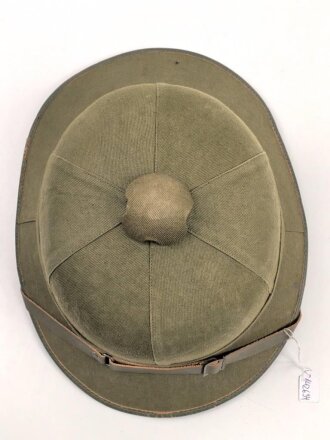 Tropenhelm Wehrmacht Heer. Frühe Ausführung in oliv, datiert 1941, Innenfutter und Abzeichen fehlen, sonst gut