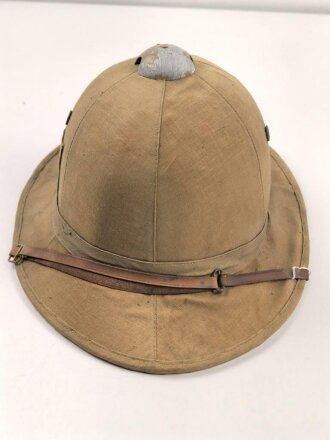 Italien, Tropenhelm Modell 1940. Ungetragenes Stück, eingestaubt und leicht verzogen, Kopfgrösse 56