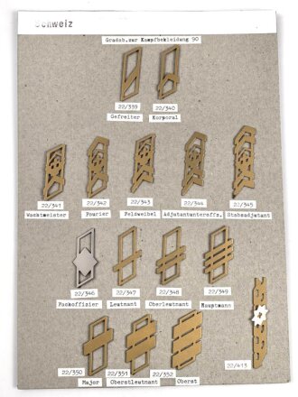 Schweiz, Sammlung Truppengattungs und Funktionsabzeichen zur Kampfbekleidung, auf Karton befestigt