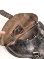 Koffertasche P08 Wehrmacht, von der norwegischen Armee nach Ende des Krieges übernommen. Die Koppelschlaufen wurden entfernt und eine Vorrichtung zum tragen am amerikanischen Lochkoppel angenietet.