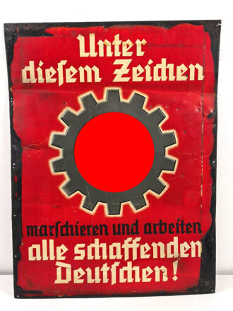 Deutsche Arbeitsfront, grossformatiges Blechschild "Unter diesem Zeichen marschieren und arbeiten alle schaffenden Deutschen" Das Hakenkreuz im Zahnrad herausgeprägt und vollständig lackiert  Maße 60 x 80cm.